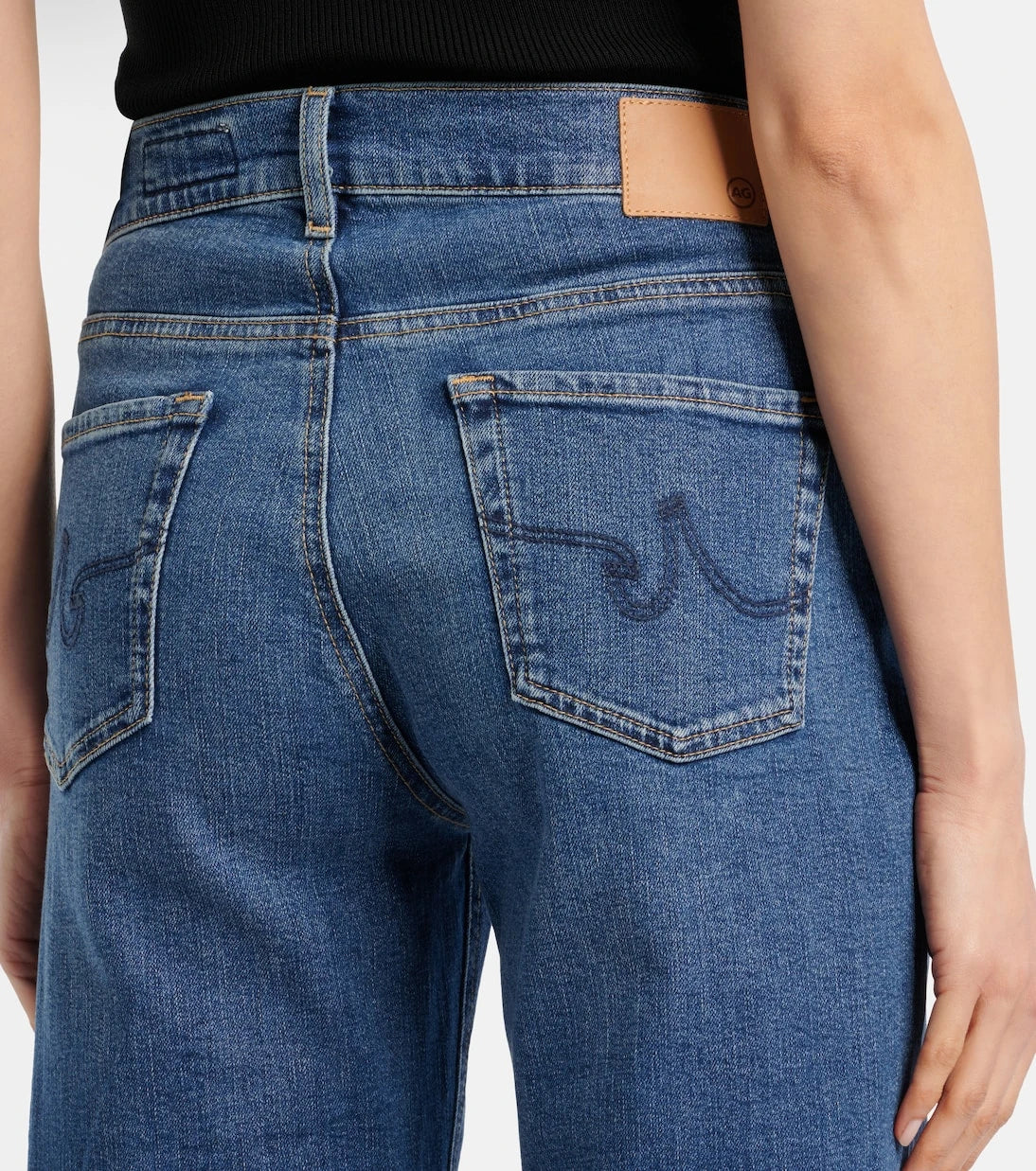 AG Jeans - بنطلون جينز فلورنس قصير بقصة مستقيمة