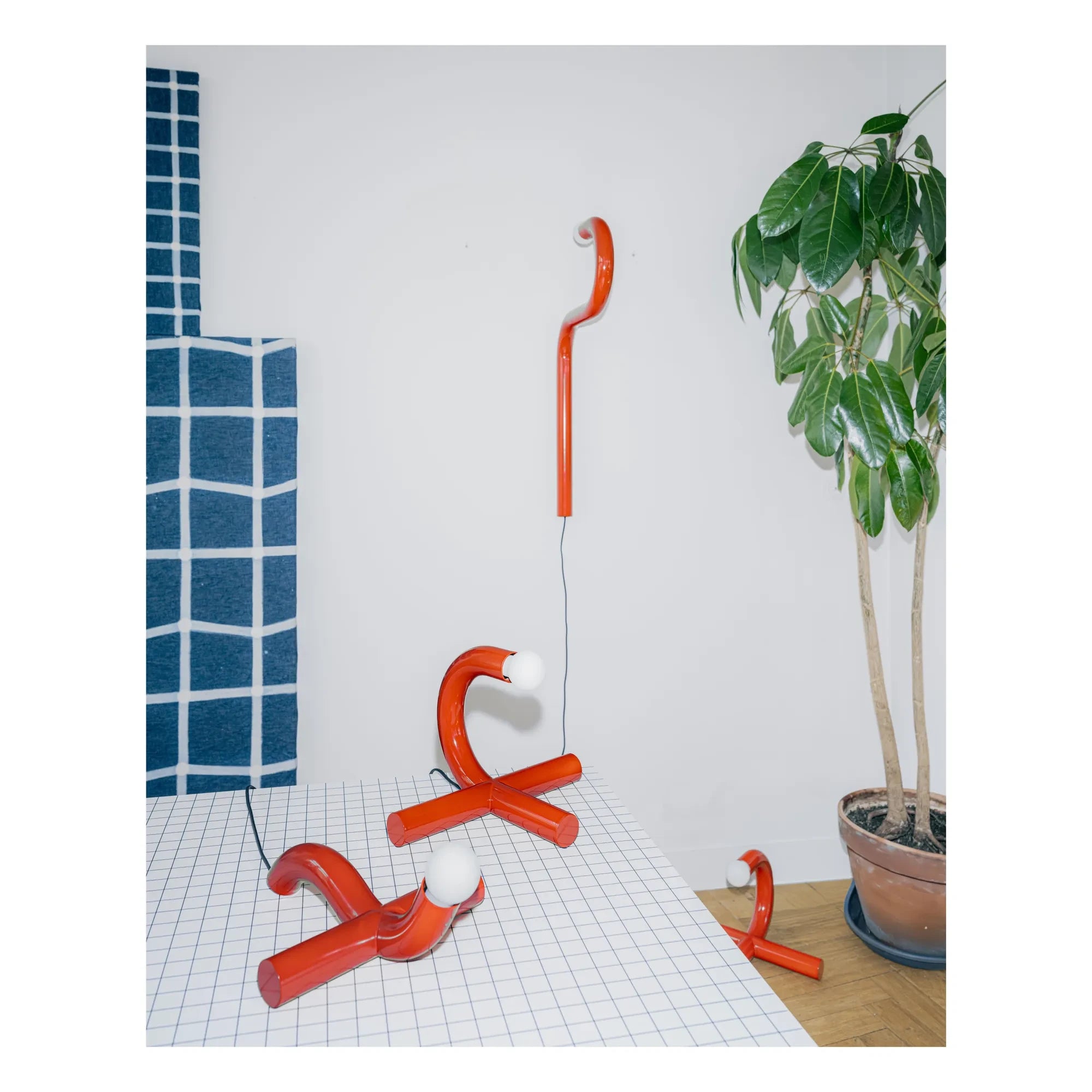 Valerie Objects - La Tre table lamp | Red