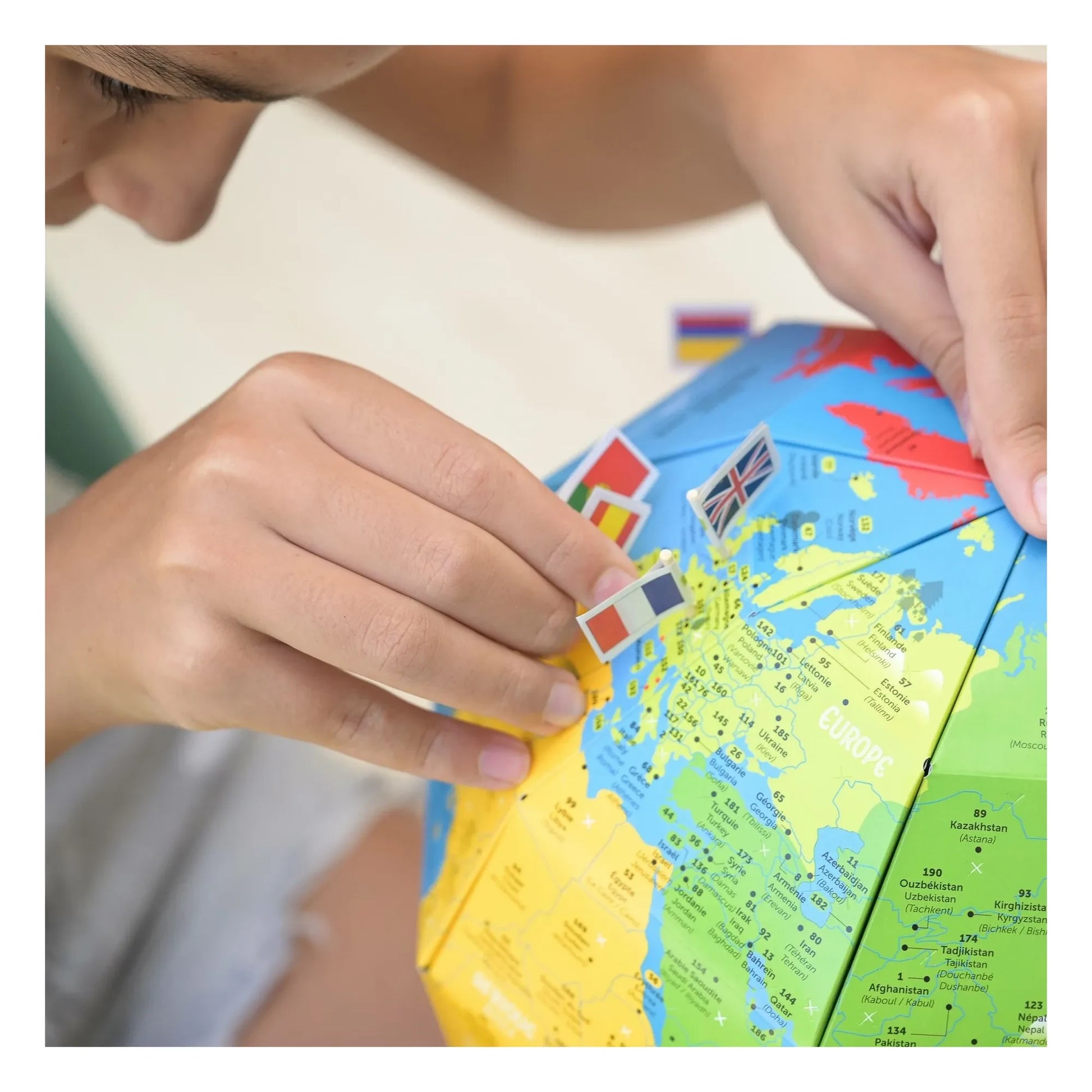 Poppik - Globe to build Flags