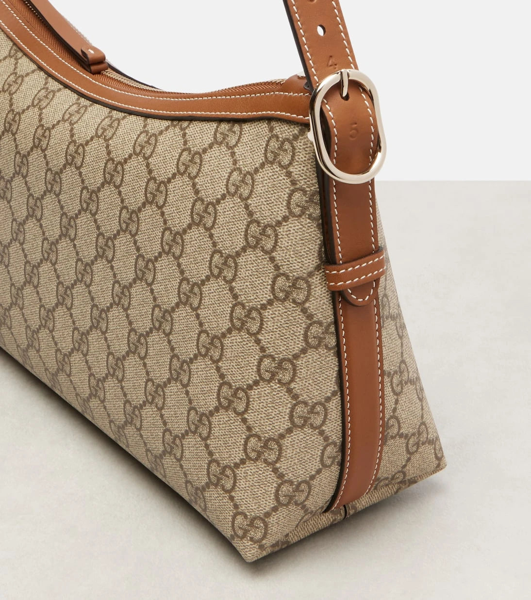 Gucci - GG Emblem Medium shoulder bag