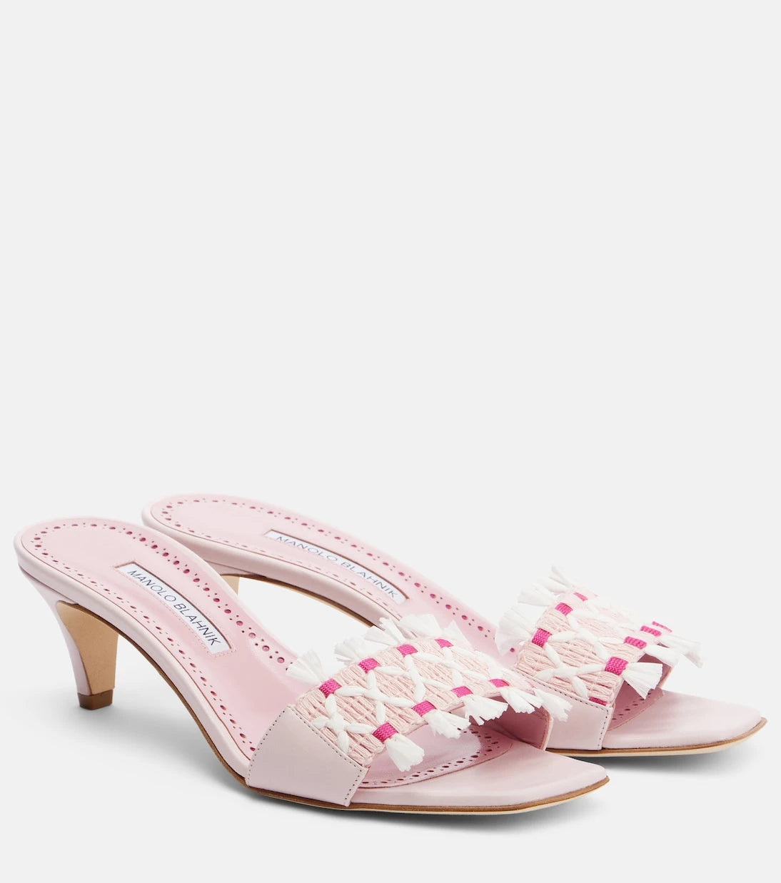 Manolo Blahnik - المزيد من أحذية البغل الجلدية المطرزة