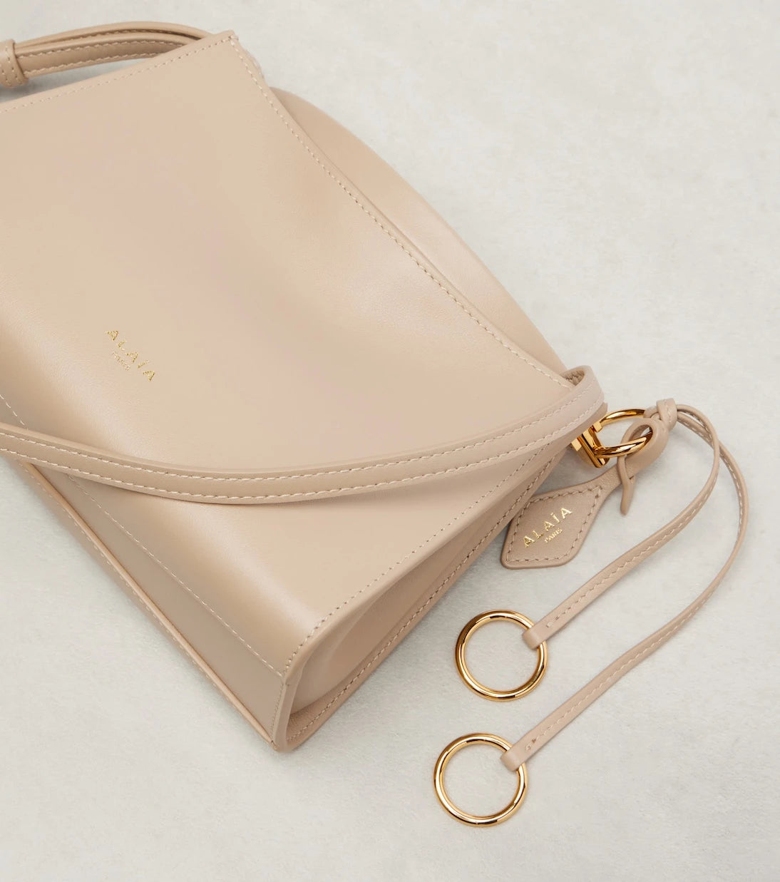 Alaïa - حقيبة كتف صغيرة "لو كليك" من الجلد