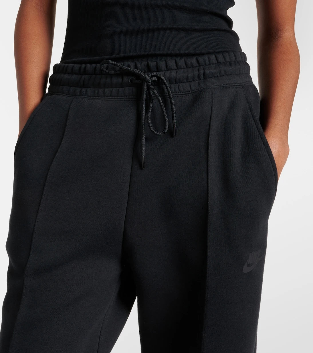 Nike - بنطال رياضي Tech Fleece بقَصَّة فضفاضة من نسيج قطني مخلوط