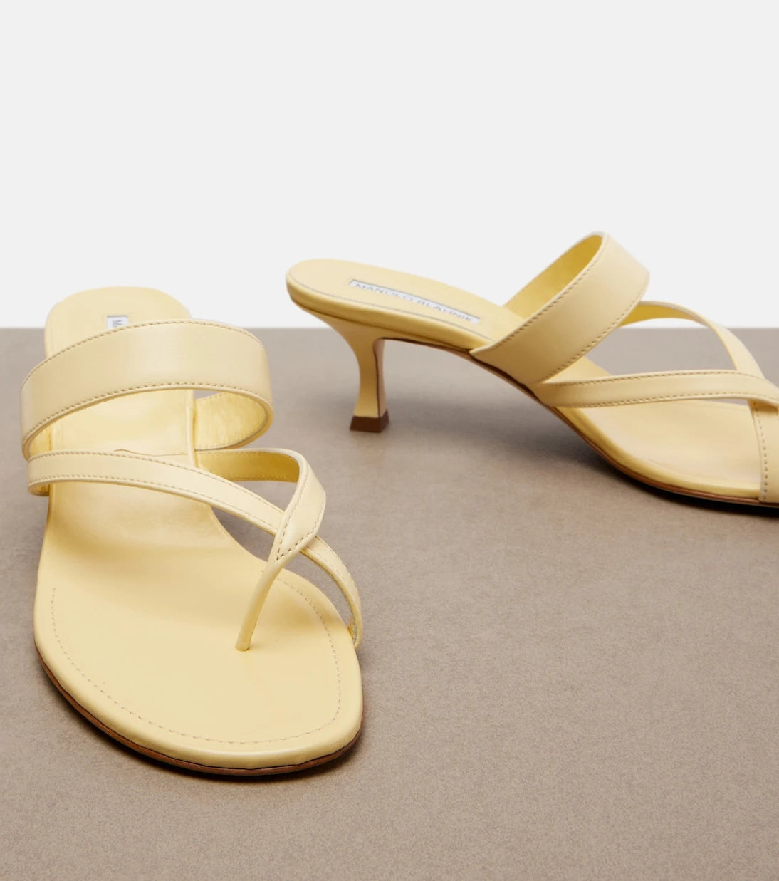 Manolo Blahnik - صنادل Susa الجلدية