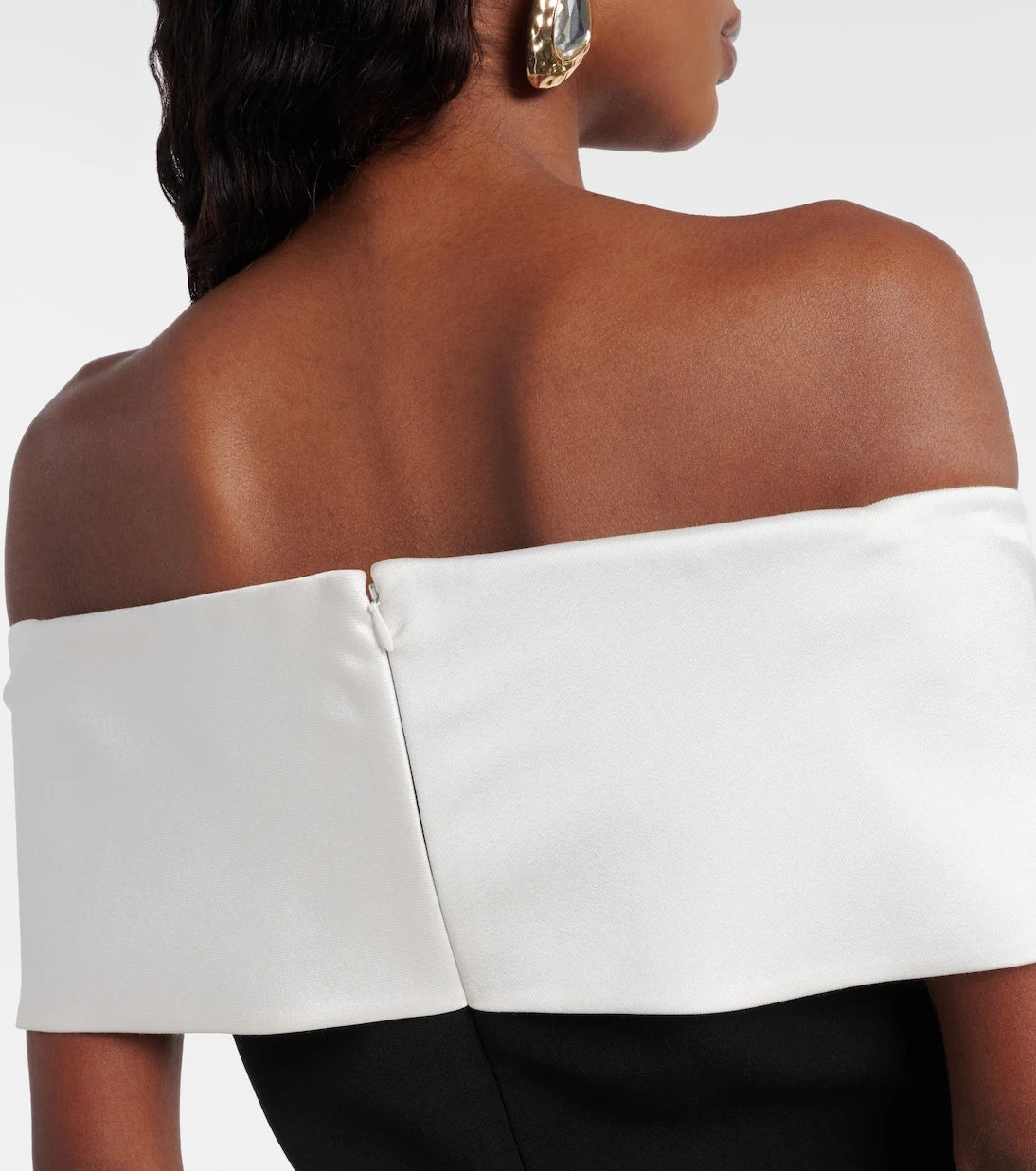 Self-Portrait - توب من الكريب بأكتاف مكشوفة وتطريزات الزهور