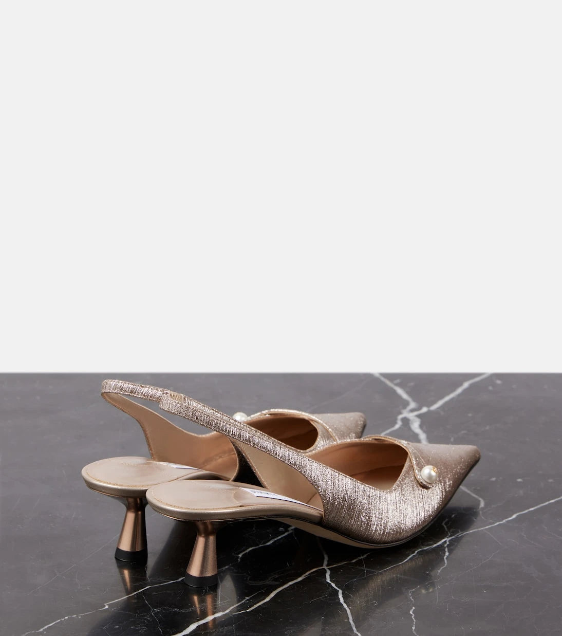 Jimmy Choo - حذاء أميتا 45 بكعب عالٍ من اللامع ذي الحزام الخلفي