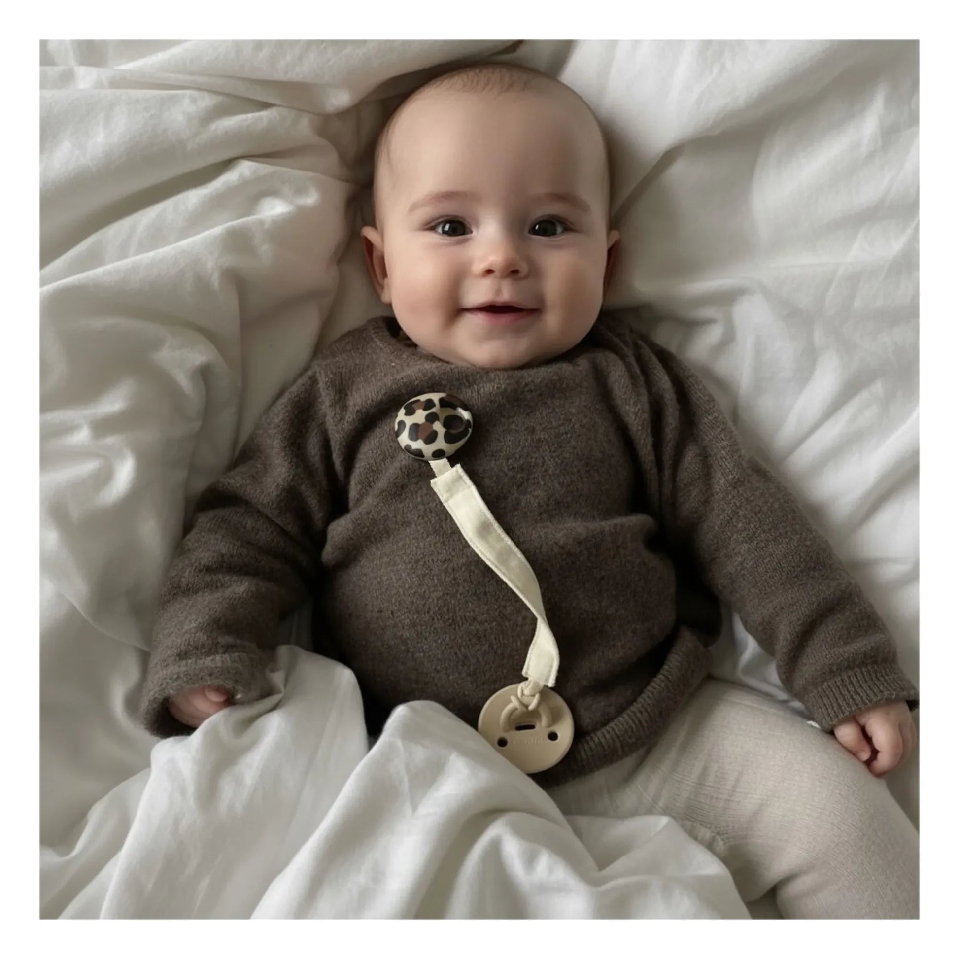 Elhée - Pebble Graouu pacifier clip | Brown
