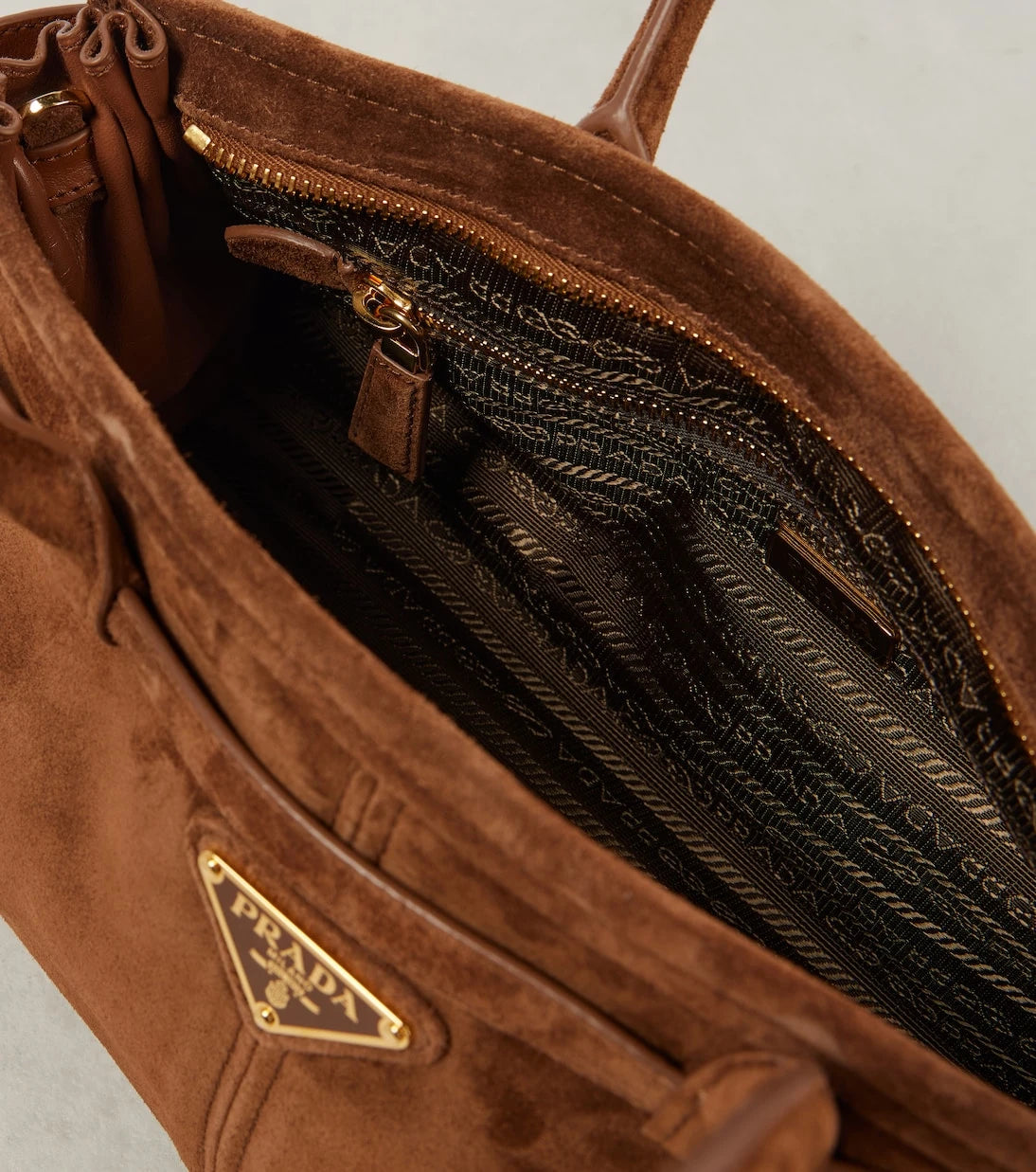 Prada - حقيبة كتف برادا بوني متوسطة من جلد الشمواه
