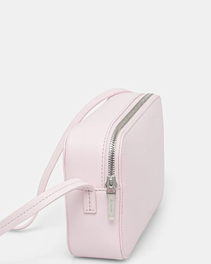 Calvin Klein kadın suni deri çapraz çanta
