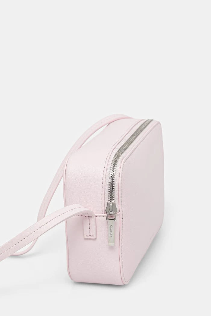 Calvin Klein чанта crossbody дамска от имитация на кожа