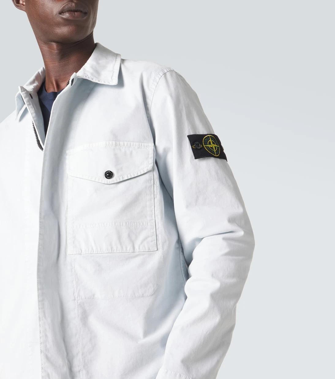 Stone Island - قميص علوي من قماش الكانفاس القطني بتطريز البوصلة