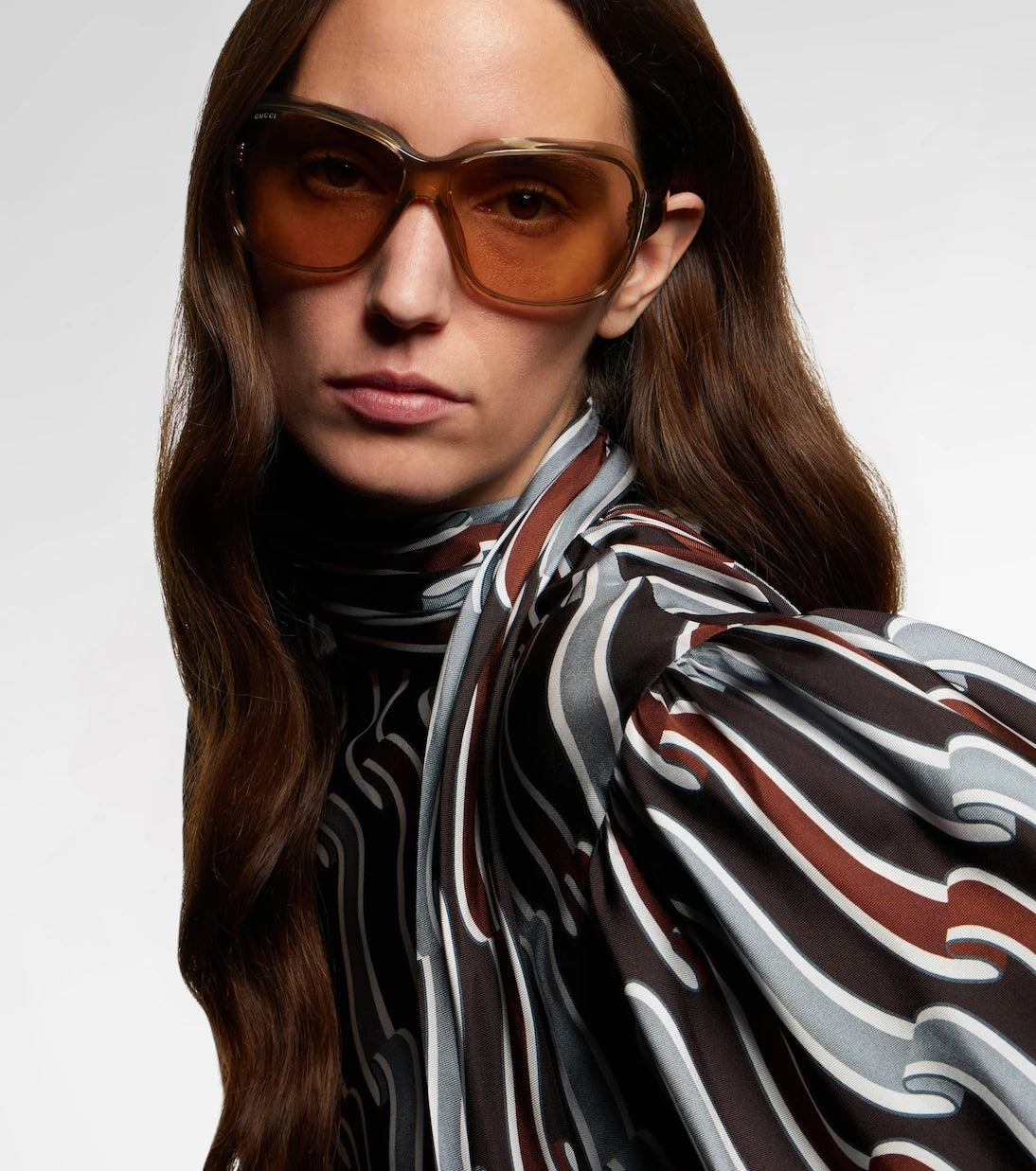 Gucci - نظارة شمسية مربعة بتصميم Gucci Script