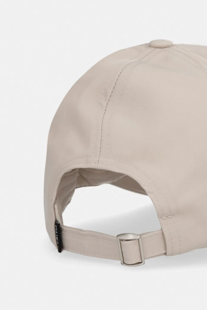 Шапка с козирка Guess