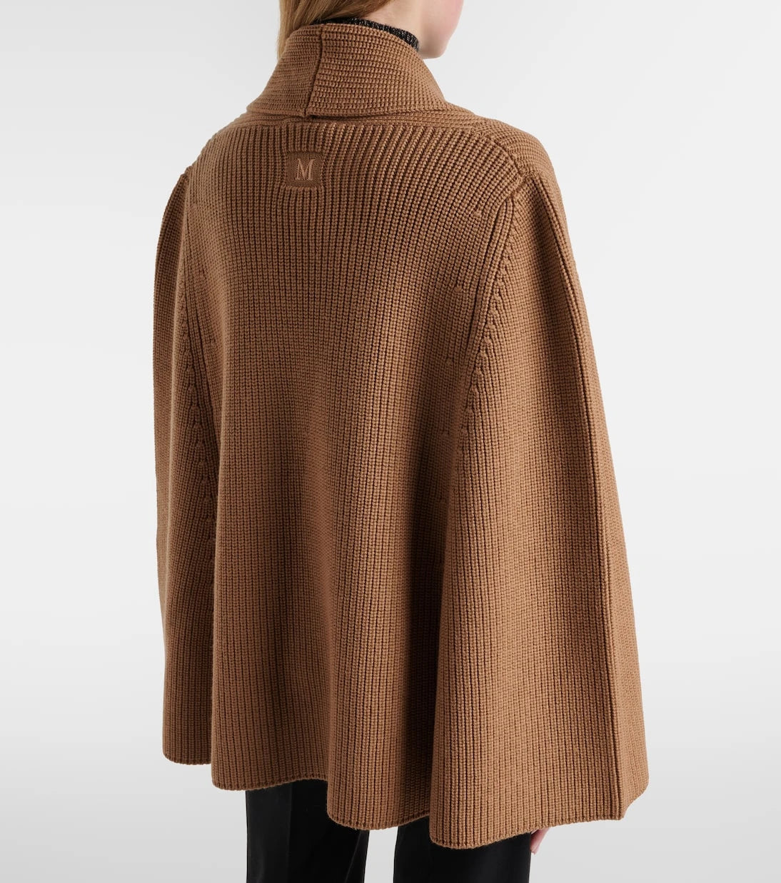 Max Mara - كاب أجينزيا من صوف الفيرجن بقصة صفين أزرار