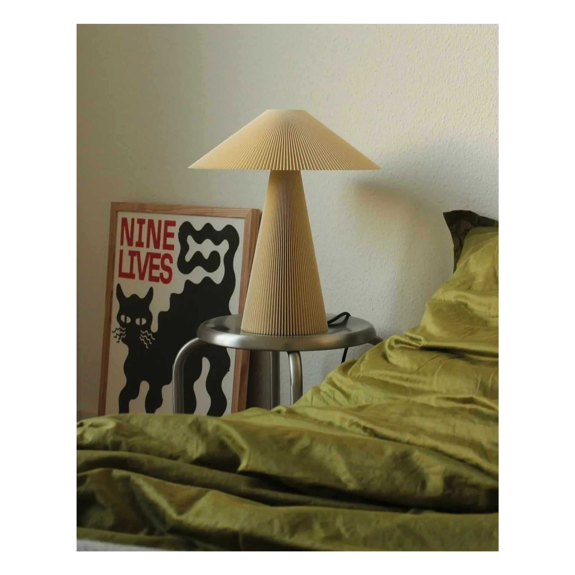 Manu Matters - Teen Jane table lamp | Cream