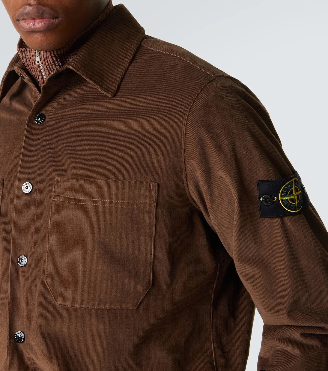 Stone Island - قميص خفيف بقَصّة فضفاضة من قماش الكوردروي القطني بشعار البوصلة