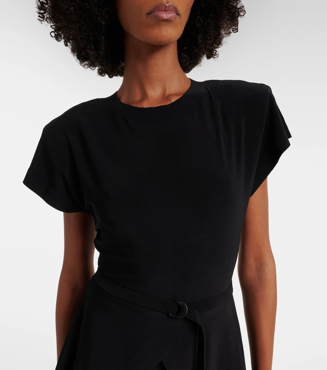 نورما كمالي - فستان ميدي بخصر وحاشية واسعة