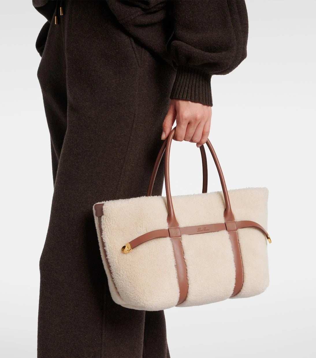 Loro Piana - حقيبة توت Ghiera الصغيرة المبطنة بفرو الشيرلينغ