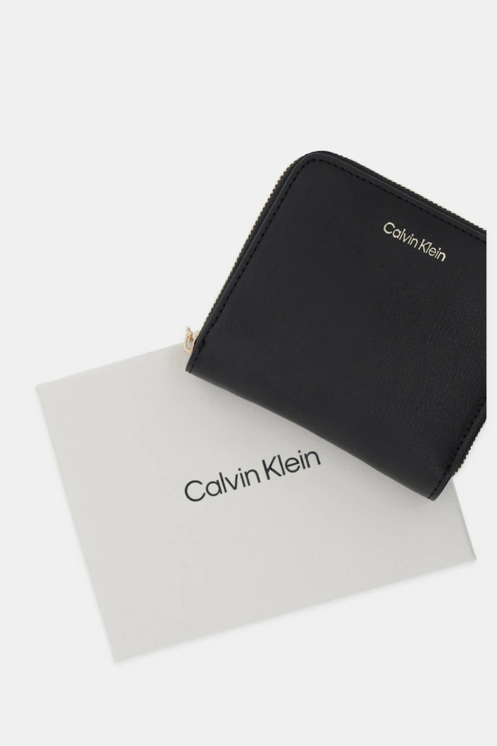 Calvin Klein дамски портфейл от имитация на кожа
