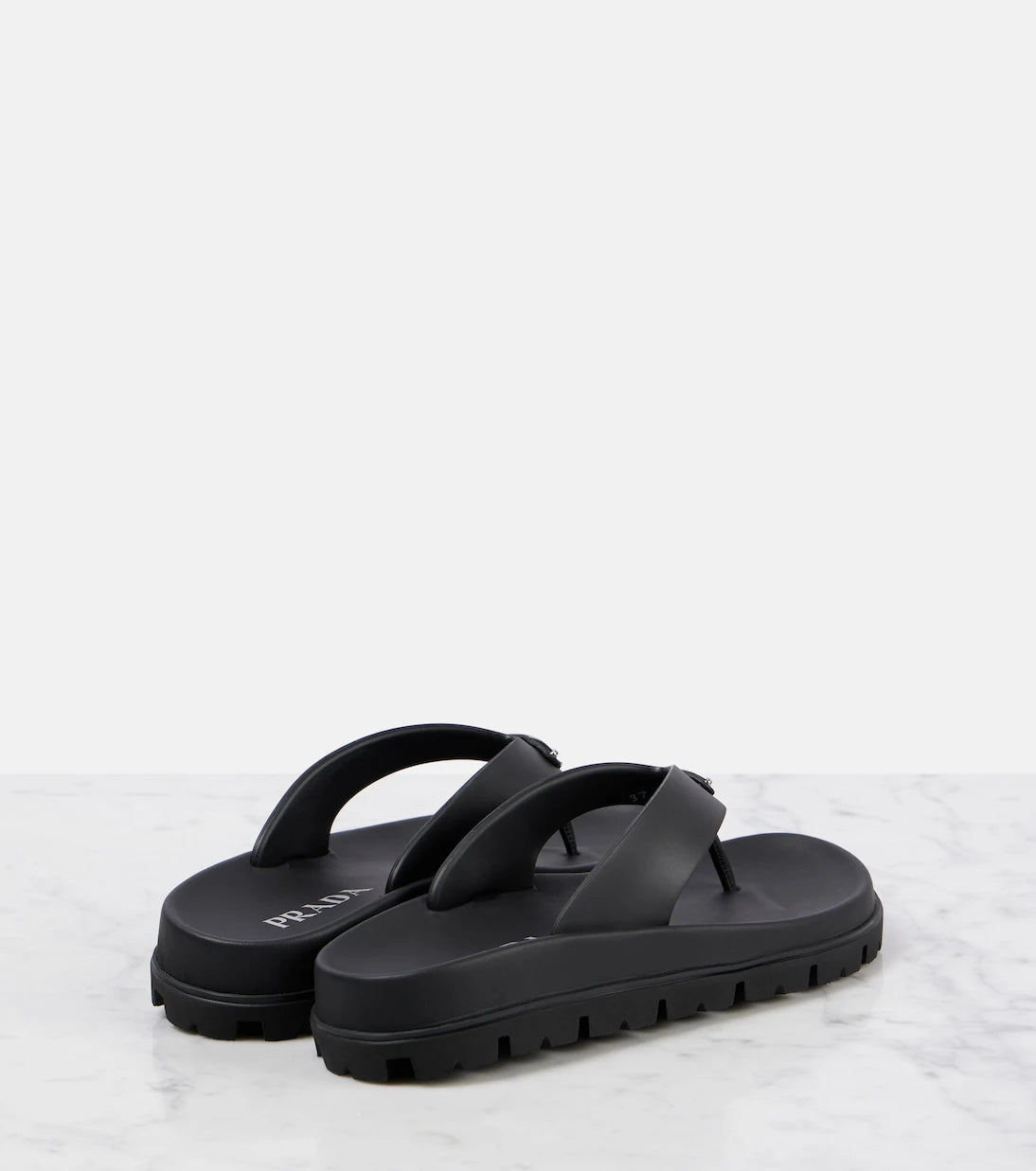 Prada - صندل فينيل Soft Cage بنمط ثونغ