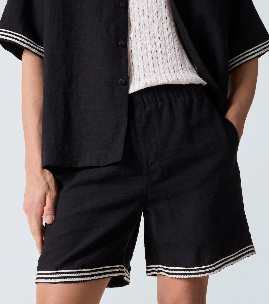Commas - Embroidered shorts