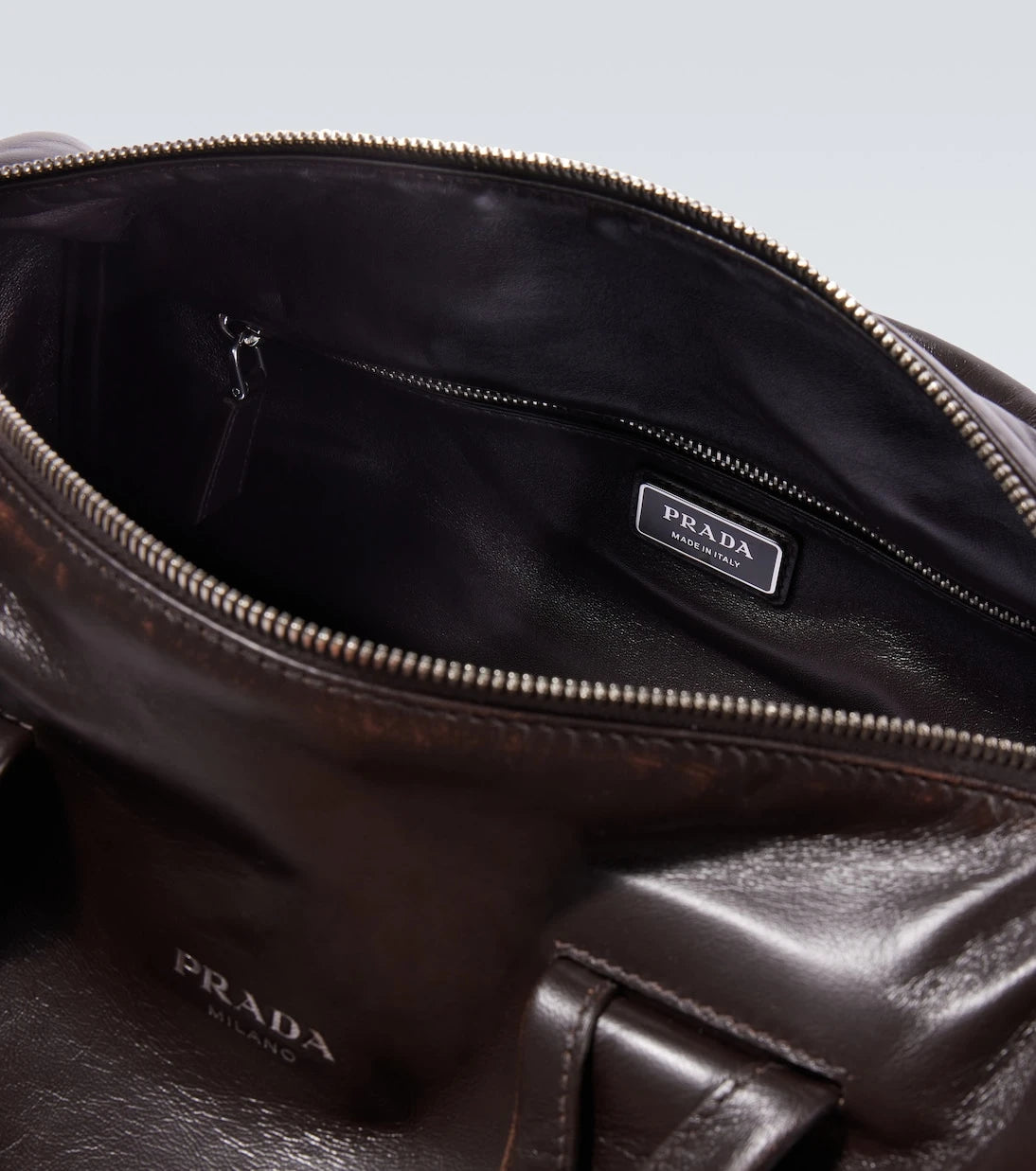 Prada - حقيبة دفل صغيرة من الجلد