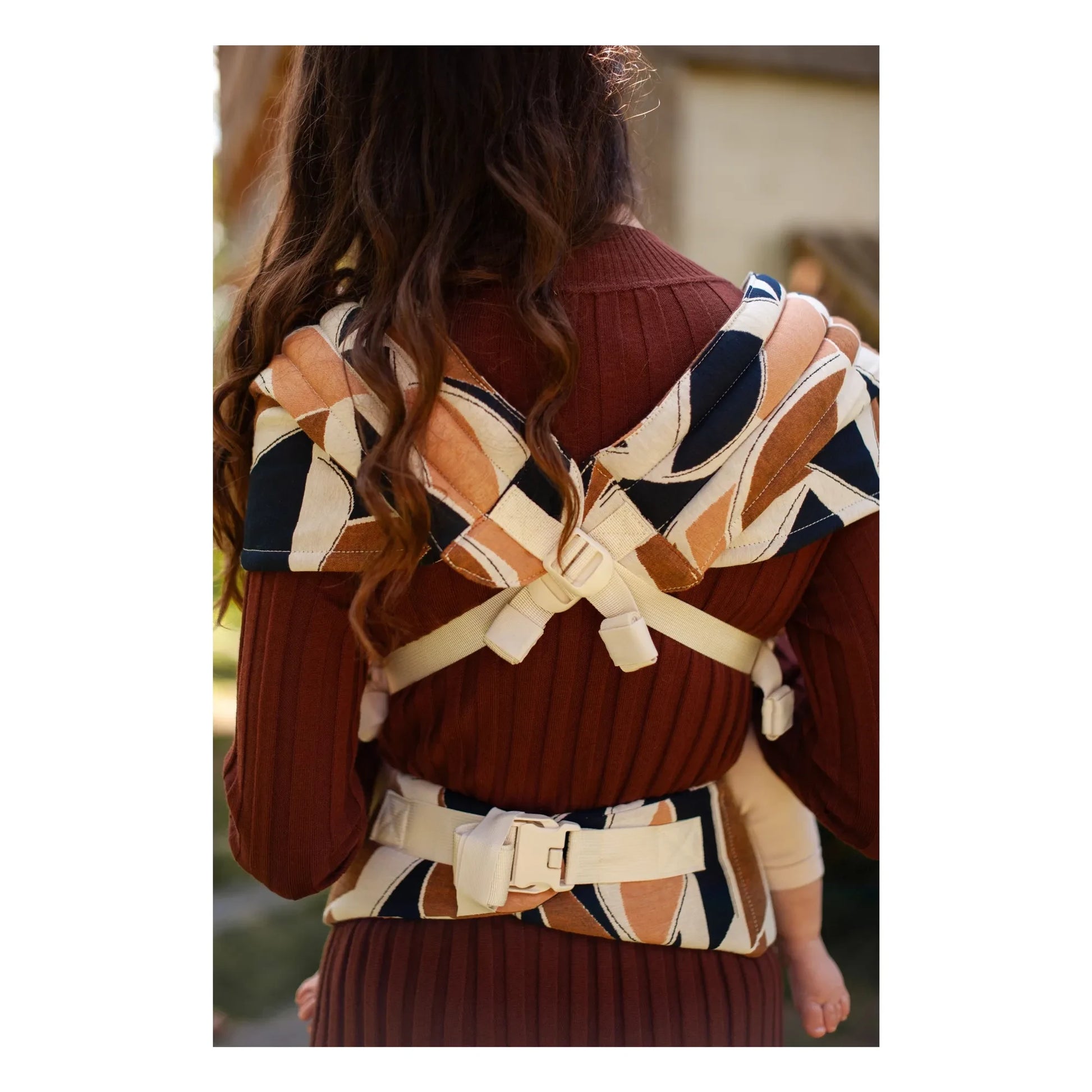 Mama Hangs - Carry &amp; Bloom baby carrier | Earth
