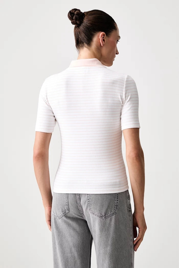 Calvin Klein Jeans yakalı kadın tişörtü