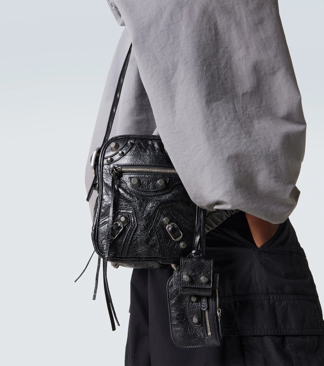 Balenciaga - حقيبة كروس بودي Le Cagole الجلدية