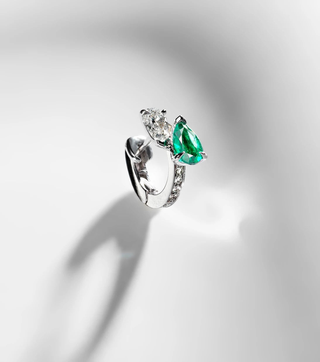 Repossi - Serti sur Vide 18kt white gold single earring with diamonds and emerald