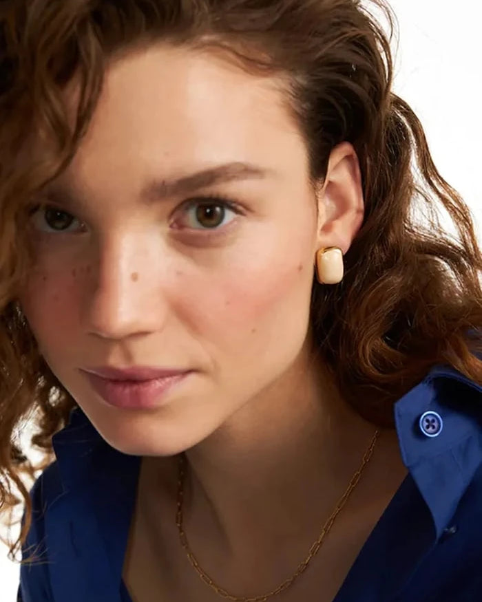 Emaye detaylı altın kaplama gümüş kadın küpeleri Alexis vanilla Earings