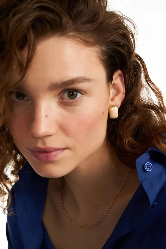 Emaye detaylı altın kaplama gümüş kadın küpeleri Alexis vanilla Earings