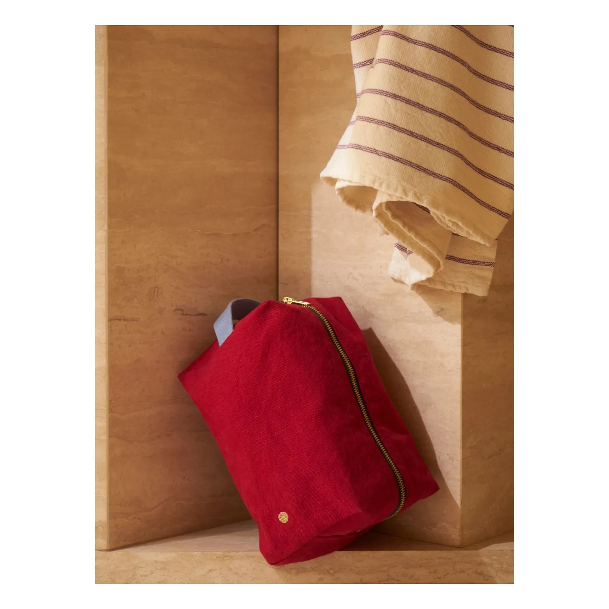 La cerise sur le gâteau - Cube toiletry bag | Cherry red