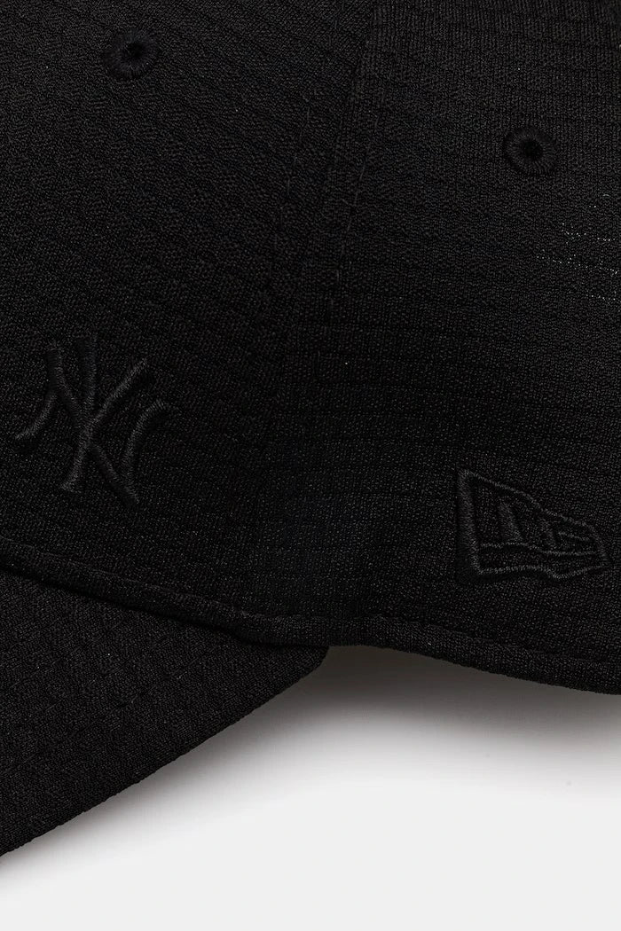 Шапка с козирка New Era FLAWLESS MESH 9FORTY®