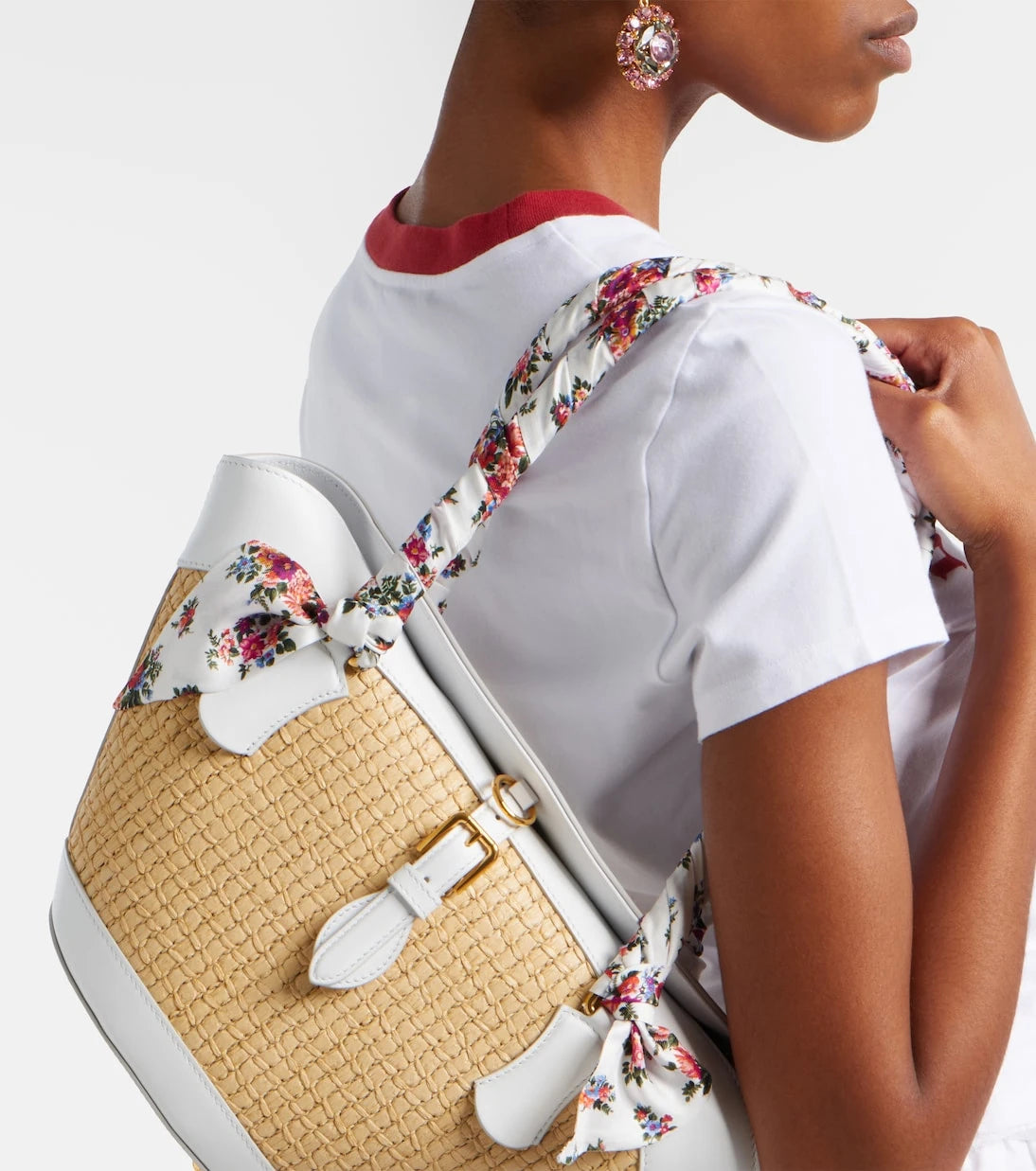 Dolce&Gabbana - حقيبة توت كابري متوسطة الحجم من الرافيا والمزينة بالجلد