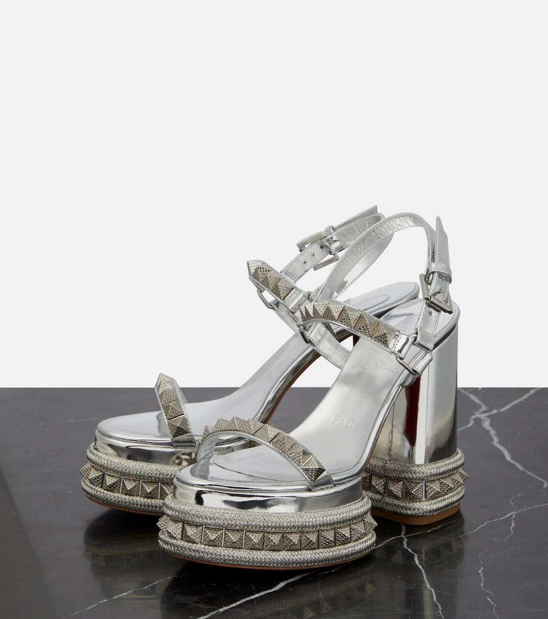 Christian Louboutin - صنادل Superaclou الجلدية ذات النعل السميك