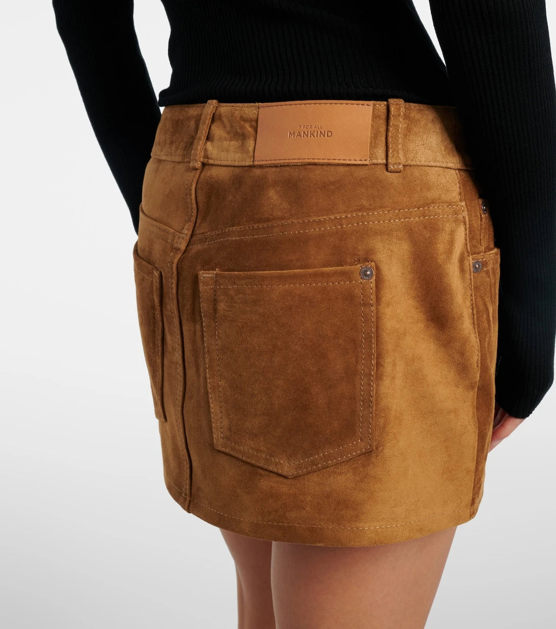 7 For All Mankind - تنورة قصيرة من الشمواه بقصة منخفضة
