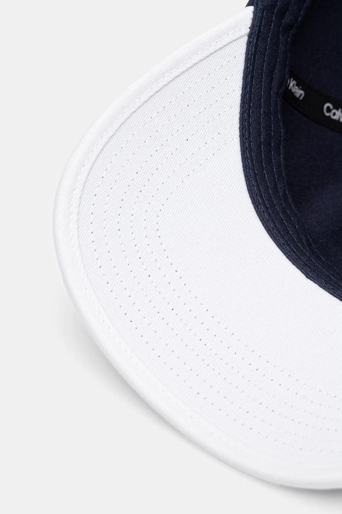 Calvin Klein шапка с козирка от памук