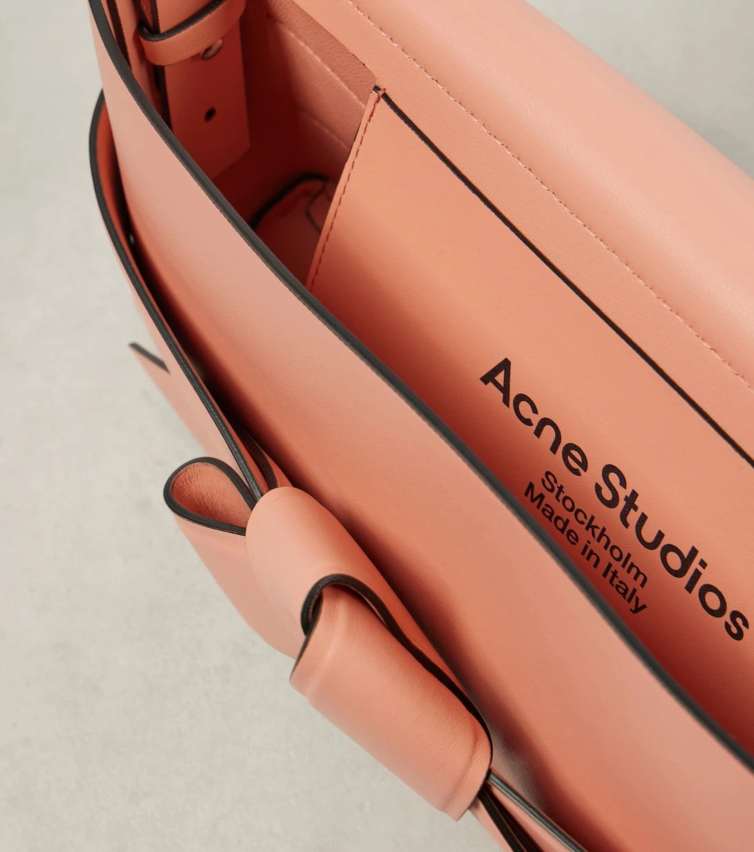 Acne Studios - حقيبة كتف Musubi صغيرة من الجلد