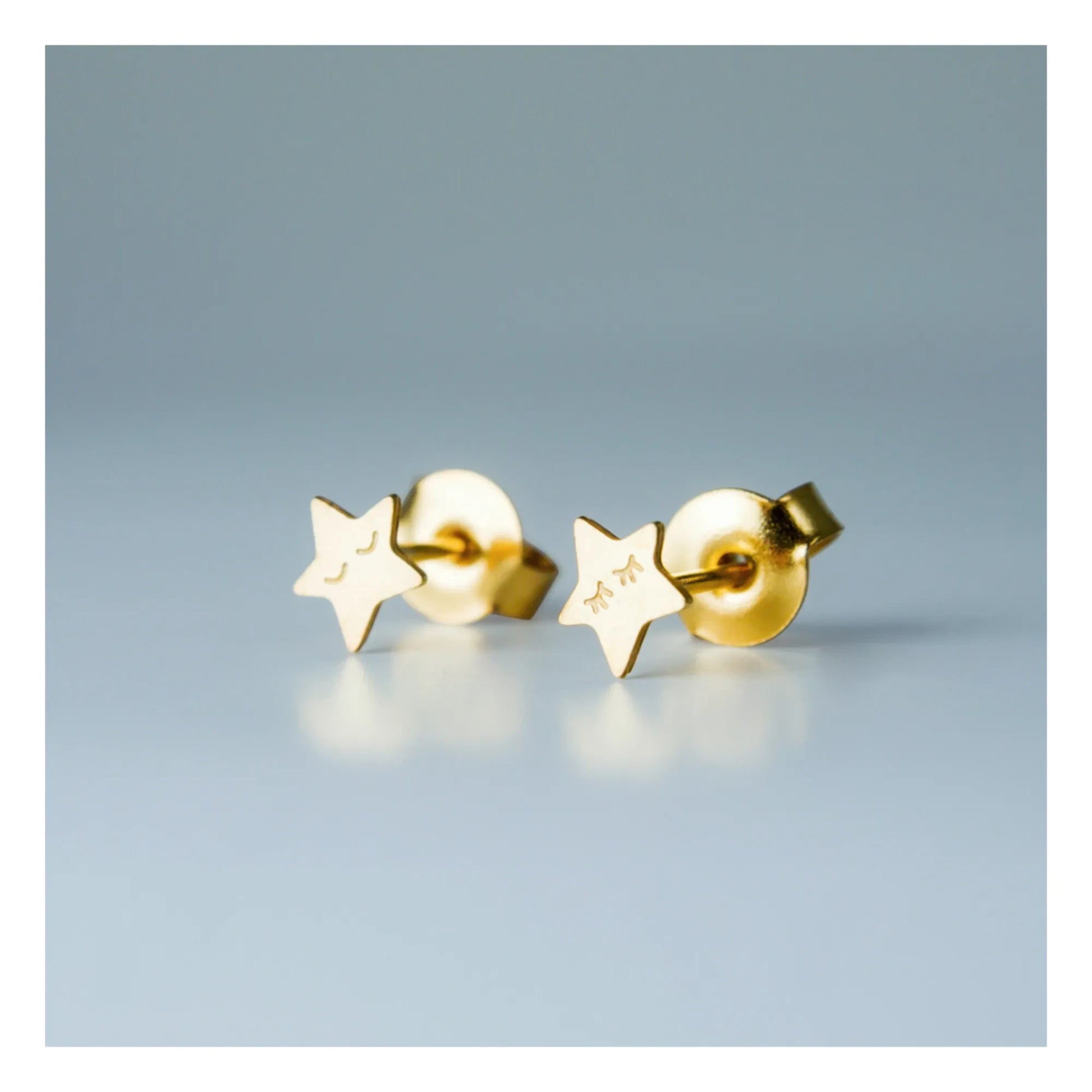 Adorabili - Asymmetrical star earrings | Gold