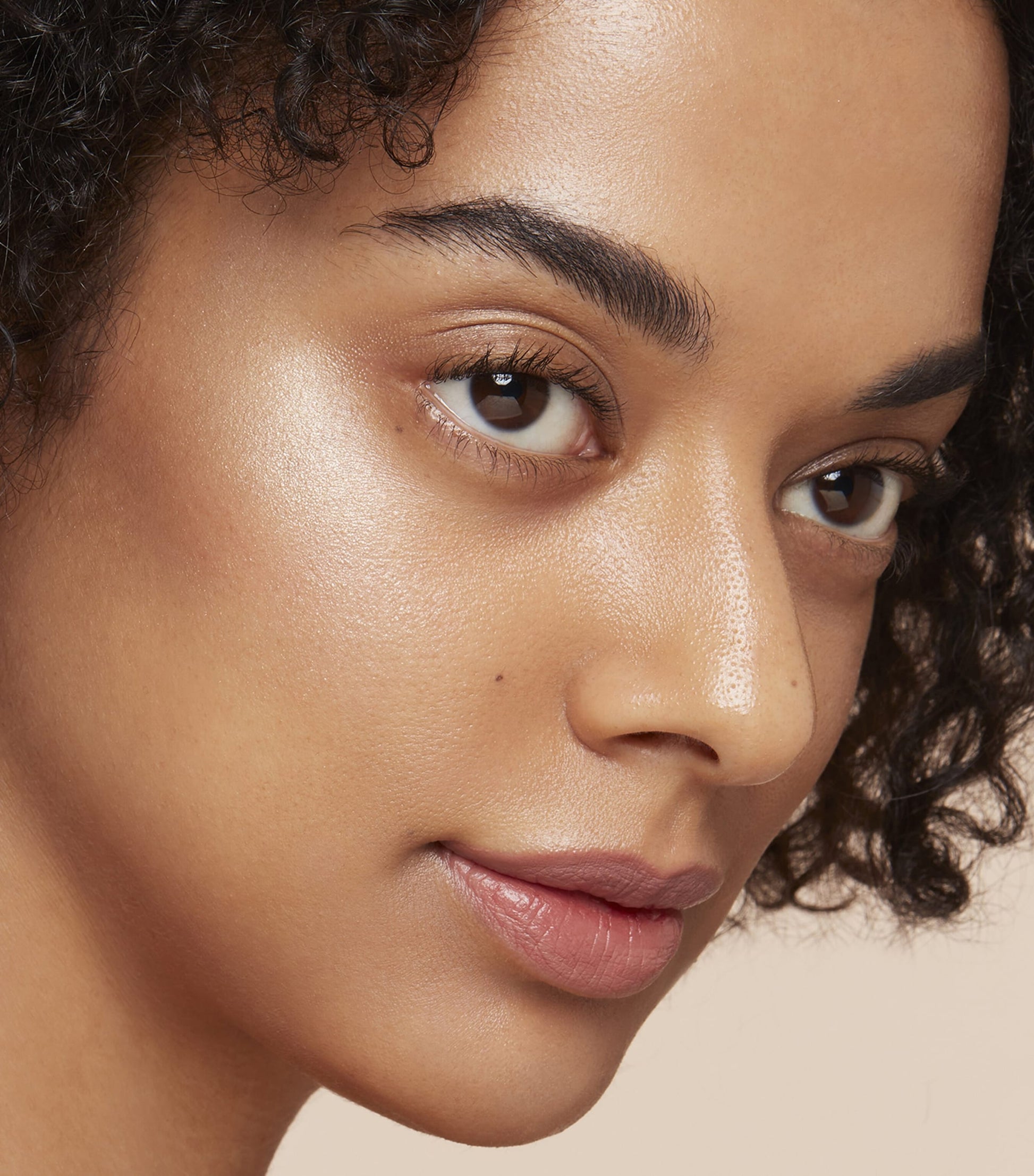 Clé de Peau Beauté The Luminizing Face Enhancer