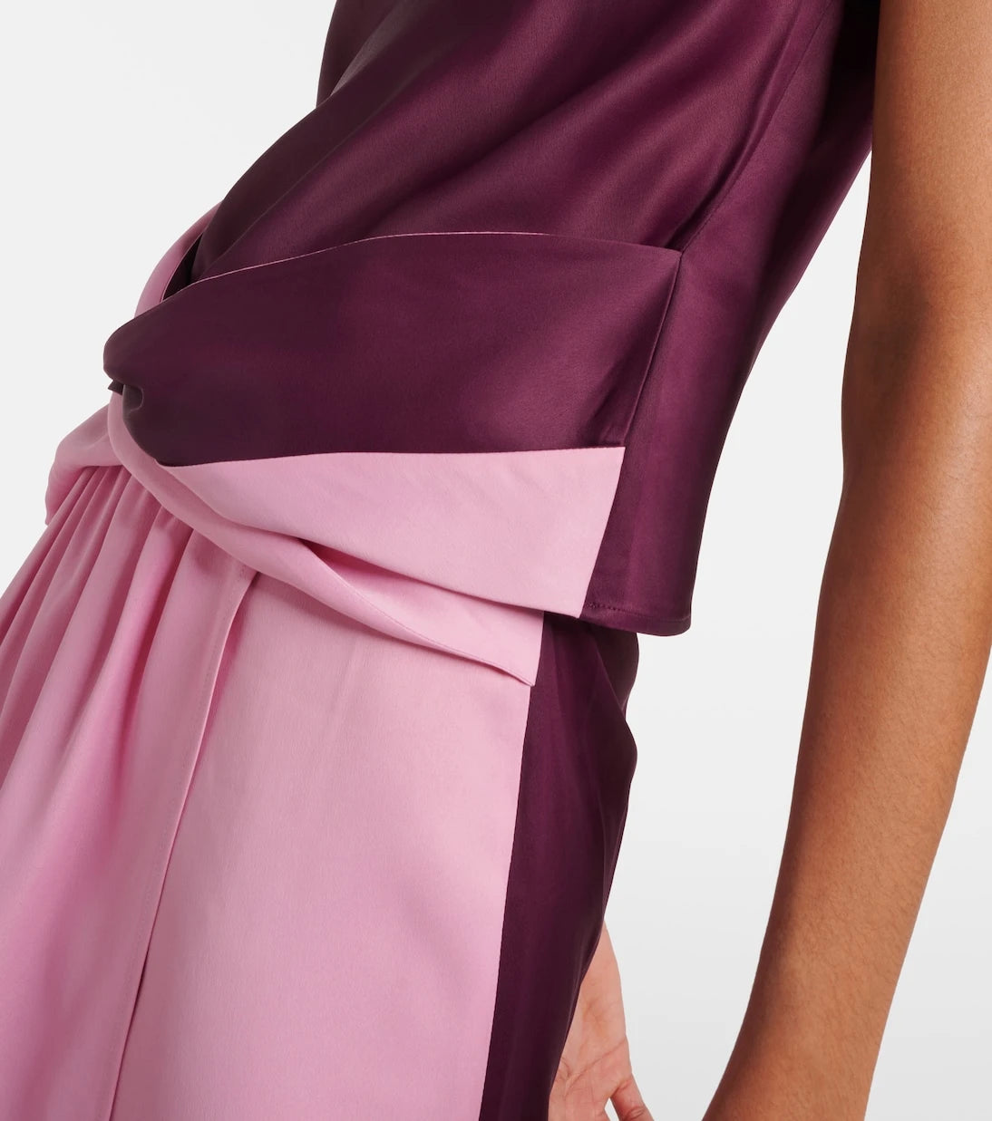 JW Anderson - بلوزة ساتان مكشكشة بدون أكمام