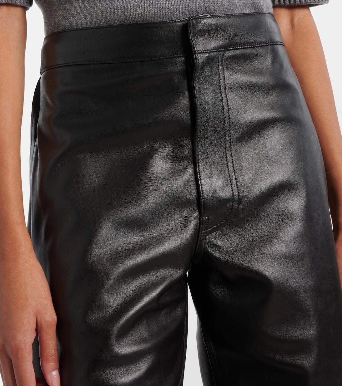 Alaïa - بنطال جلدي بخصر مرتفع وأرجل برميلية