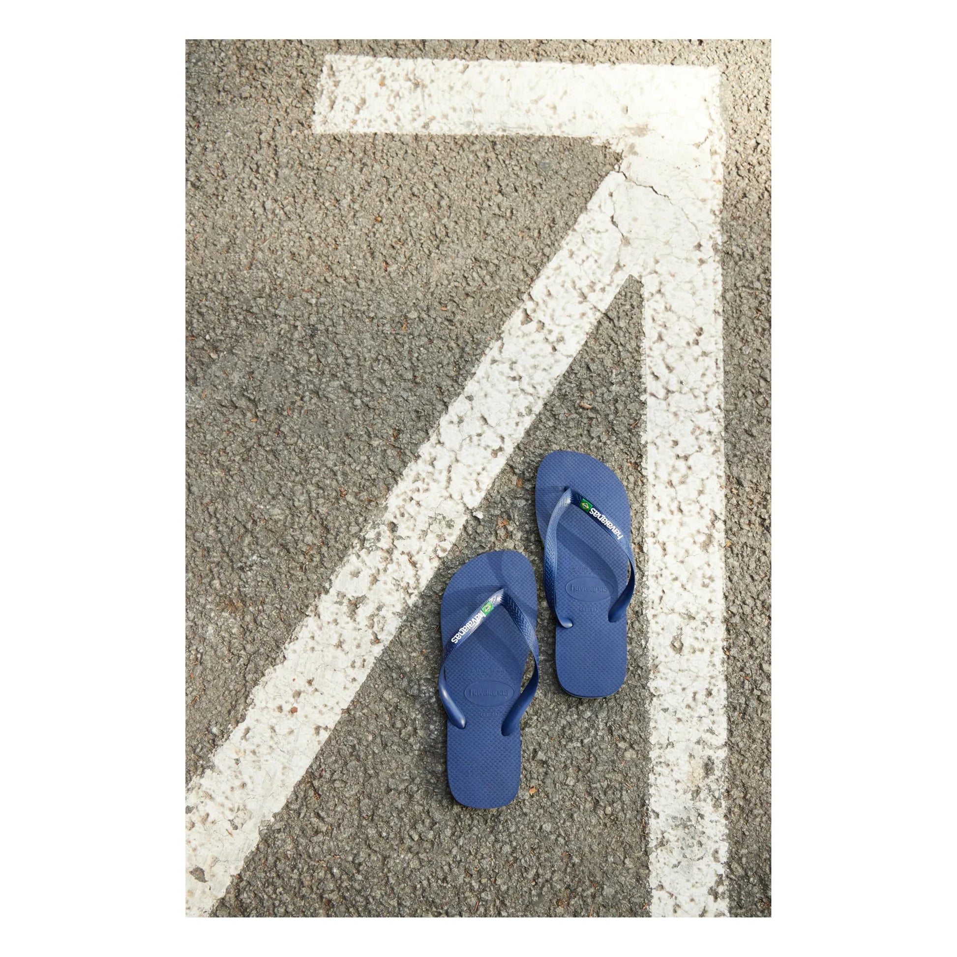 Havaianas - Brasil Logo Flip Flops | Navy blue
