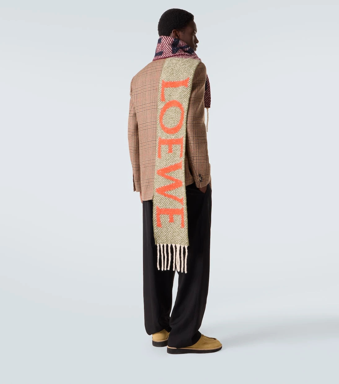 Loewe - وشاح مزين بشعار الماركة ومصنوع من مزيج الألبكة والصوف بحواف مهدبة