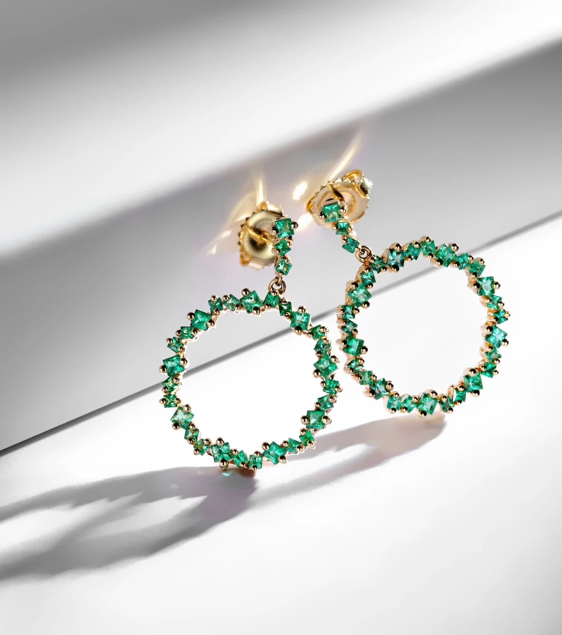 Suzanne Kalan - 18kt gold drop earrings with emeralds