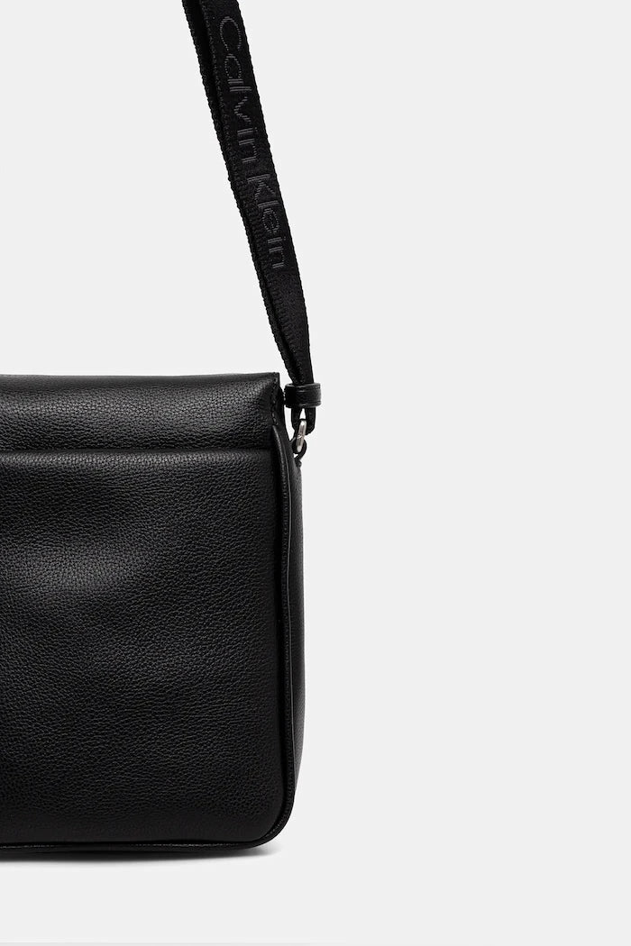 Чанта през рамо Calvin Klein