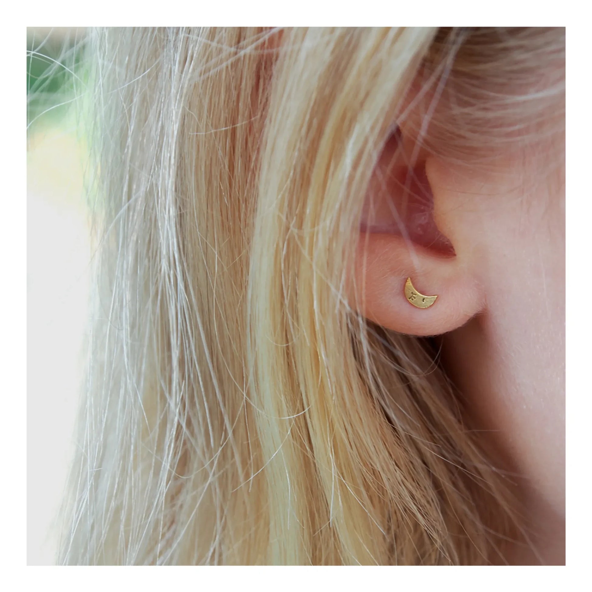 Adorabili - Asymmetrical moon earrings | Gold