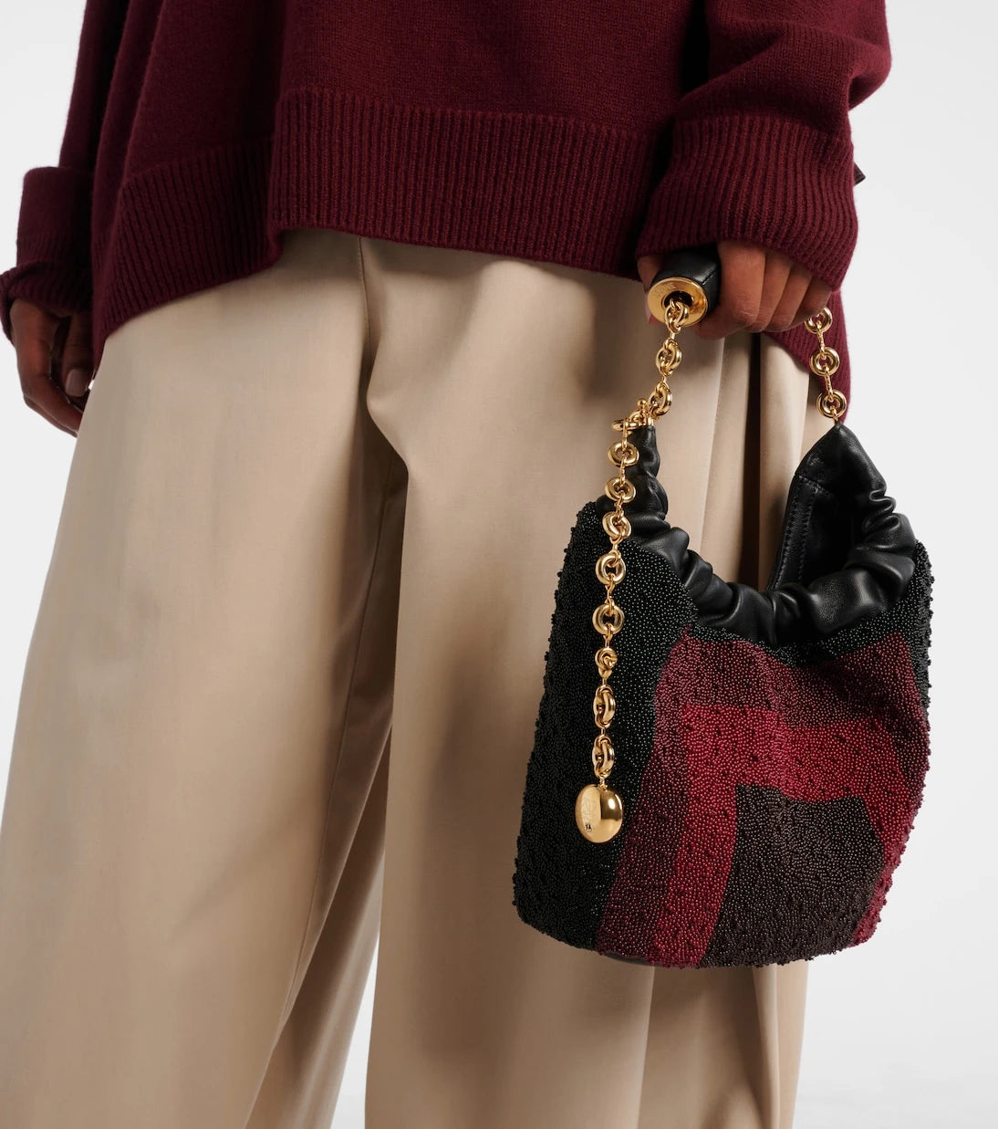 Loewe - حقيبة توت Squeeze Mini جلدية مطرزة بالخرز