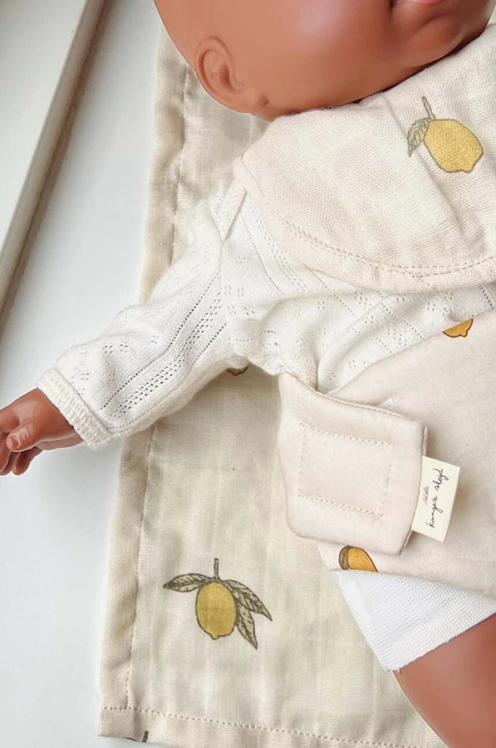 Konges Sløjd Bebek Seti: Beşik Örtüsü, Önlük ve İnce Şal (3 Parça) DOLL NURSERY SET